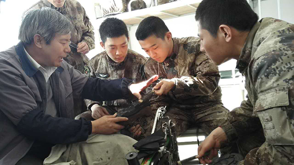 十九大代表在基层雷锋鞋匠孟广彬帮贫助困是人生财富