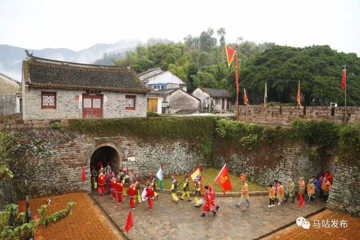 马站镇举办登山徒步健身活动登蒲门古道揽蒲城胜景