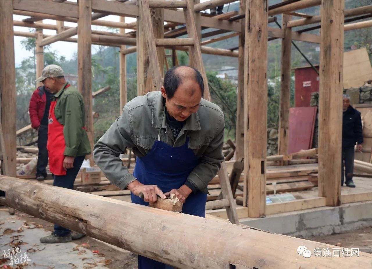 比較稀奇筠連騰達鎮一村民修瓦房還丟拋梁粑