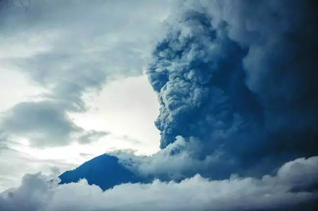 突发!阿贡火山大规模喷发,巴厘岛机场关闭,部分旅行社为旅客无损退订