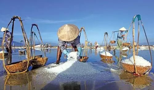 很早很早以前,人們用大海的海水曬鹽,用鹽湖的鹽水曬鹽,用鹽泉的鹹水