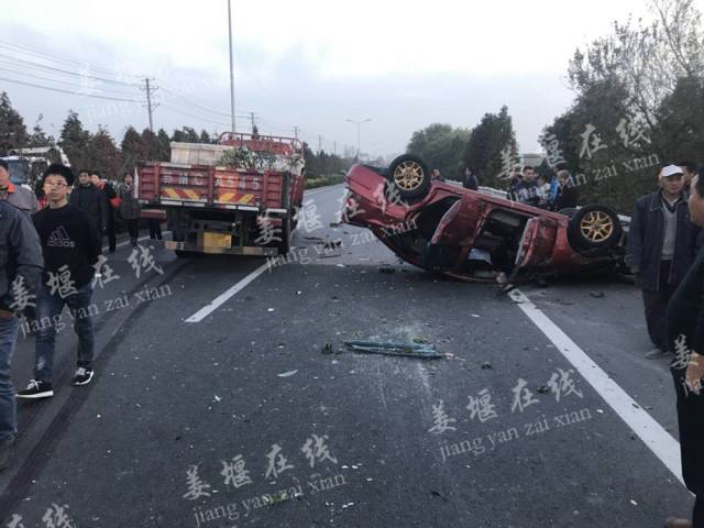 泰州发生惊险车祸,小轿车刮擦厢式货车后,冲越道路中间护栏,与货车