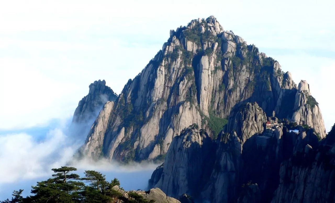 或峻峭秀麗,天然巧成尤以天都峰,蓮花峰,光明頂三大主峰最惹人神往它