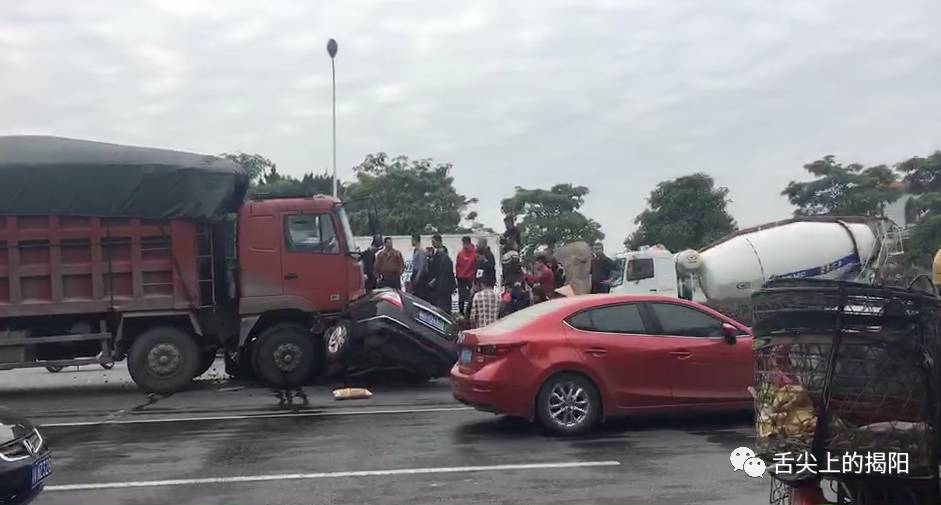 揭陽206國道路段發上嚴重車禍,泥頭車頂壓小轎車,兩人被困危在旦夕!