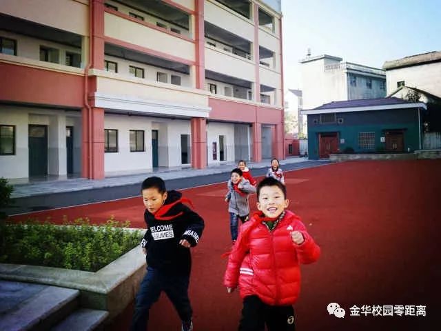 罗埠小学校长章建兰指出,莲湖小学改造薄弱学校工程顺利竣工并投入