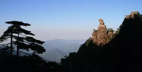 神女峰又可随波逐流尽情欣赏两崖一线天风光既可体验艇过浪尖的惊险