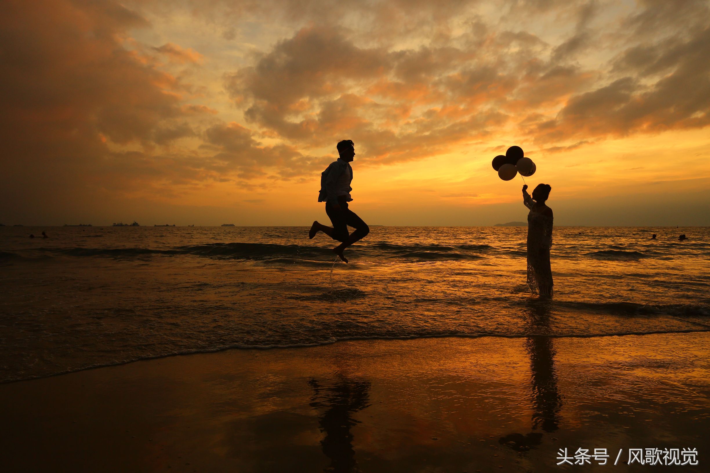 小男孩三亚海边戏水图片