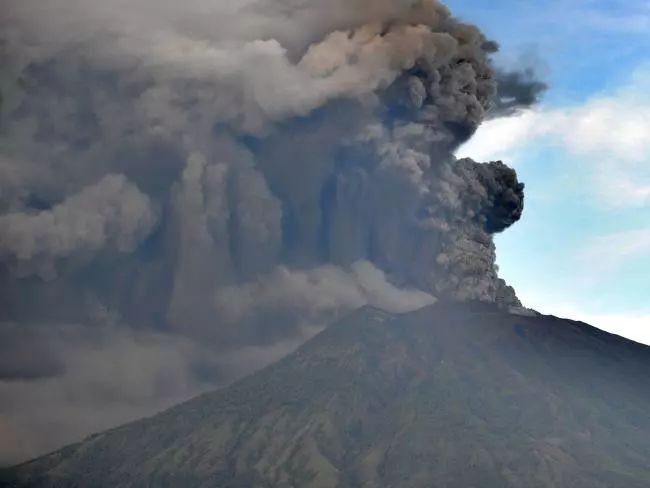 巴厘岛火山持续喷发,请中国公民暂勿前往巴厘岛!