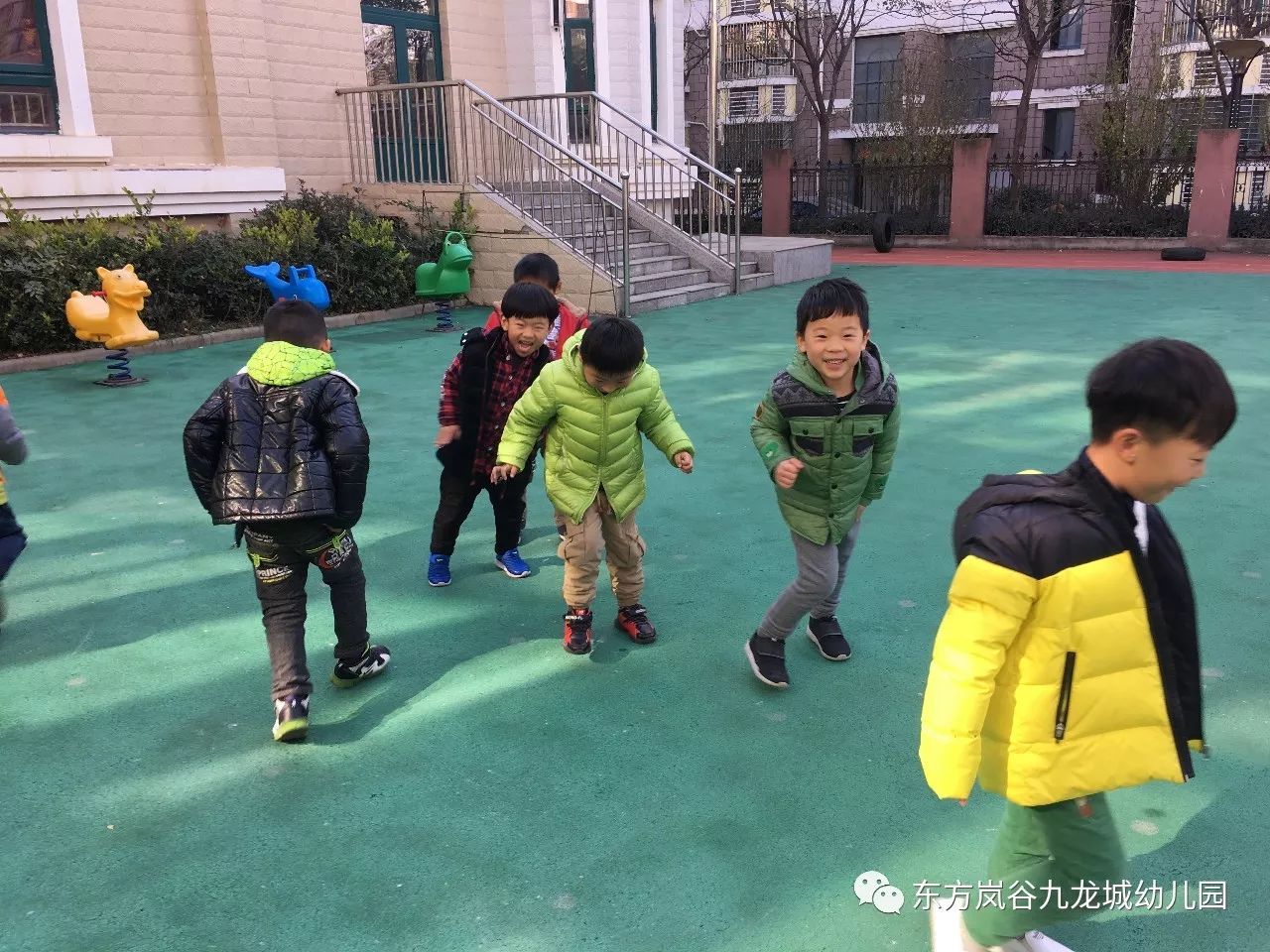 激發幼兒發揮自己的想象能力去發現模仿生活中各種各樣的影子