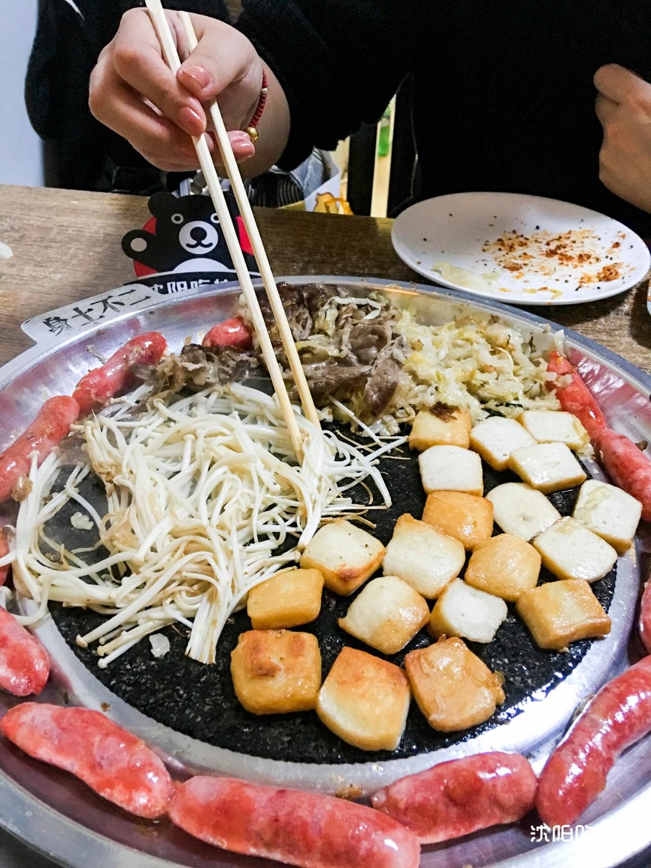 蘸一下烤肉的油,再放到烤盤上,這樣烤出來的酸菜,充滿肉香,東北味兒