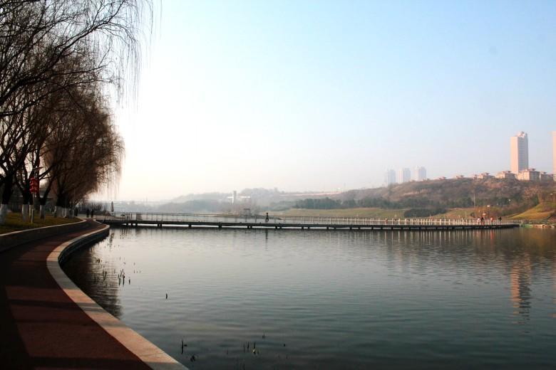 雁鳴湖休閒公園位於滻灞生態區南翼,北起東月路,南至南三環,東跨滻河