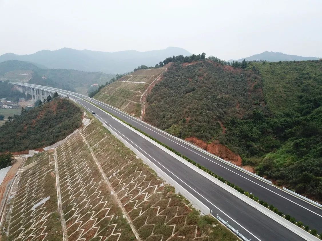 路堤边坡蛇背大桥路堑边坡两礤隧道3沿线交叉工程多,涉及高速公路