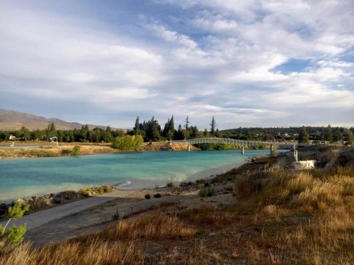 蒂卡普湖(lake tekapo)位於基督城西南邊,庫克山盆地與mackenzie的