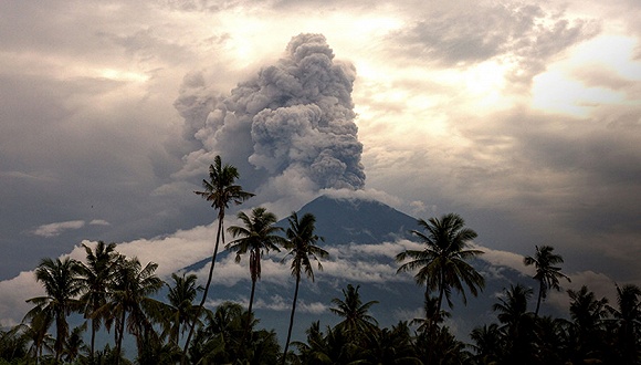 阿贡火山持续喷发图片来源:视觉中国
