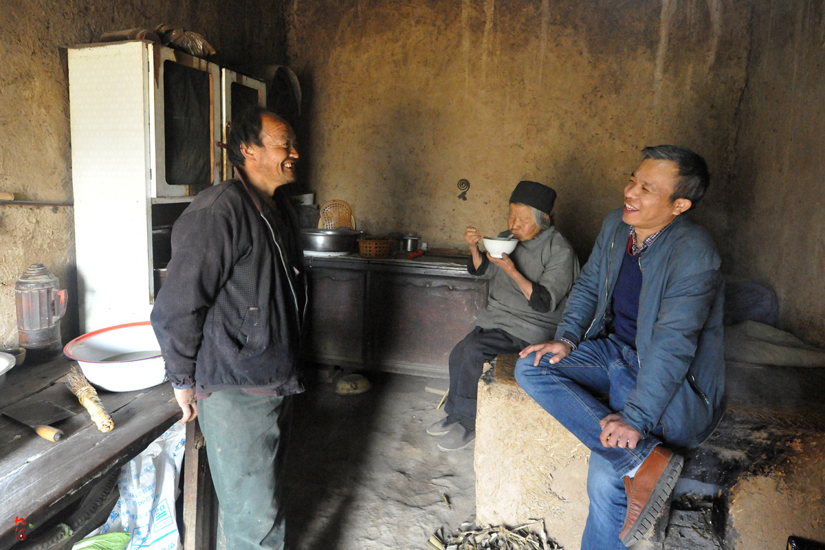 一到村里,刘振涛就和贾贵林交上了朋友,想方设法解决他们家的困难