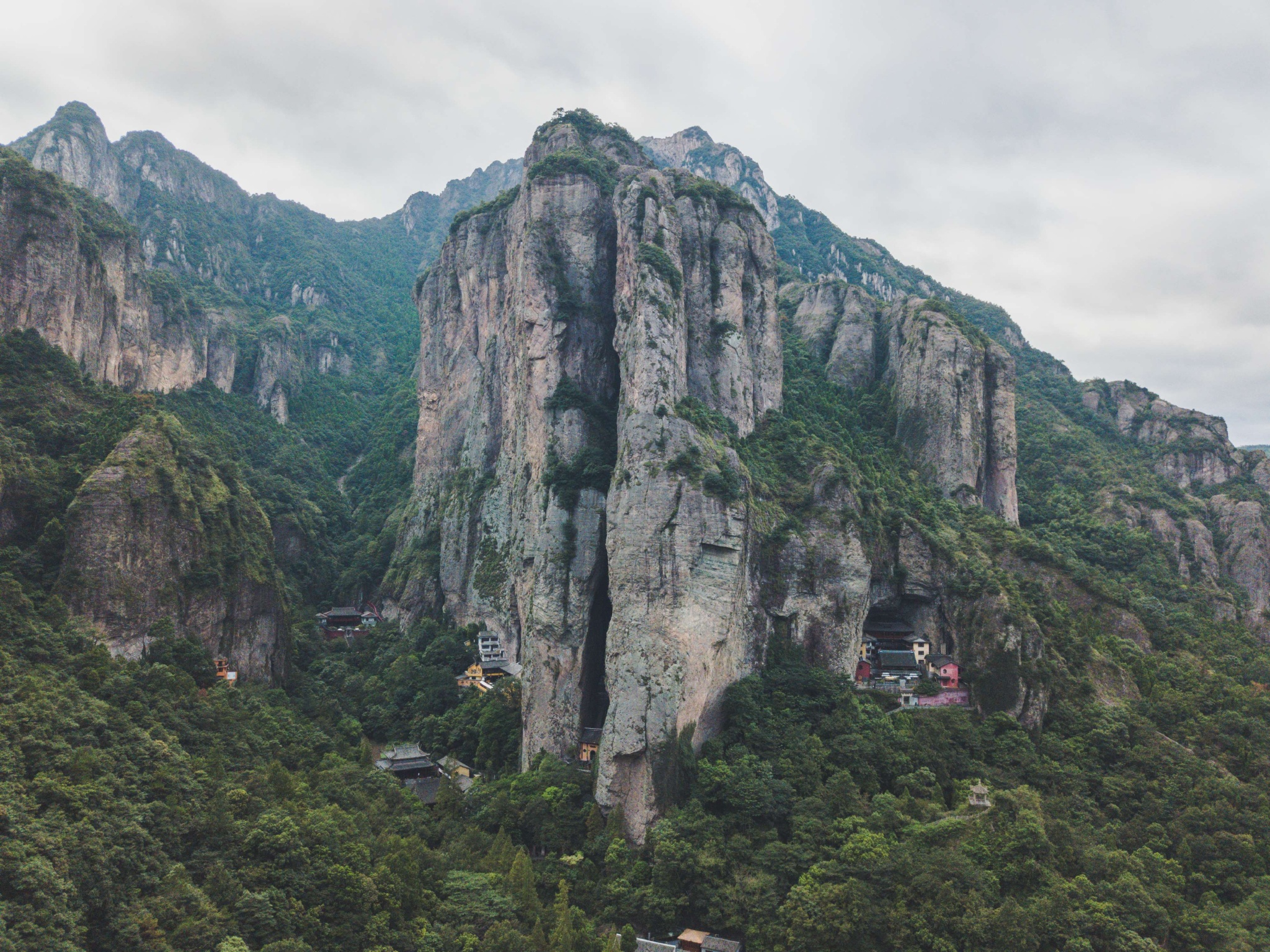 灵岩景区位于雁荡中心,被誉为雁荡山之明庭