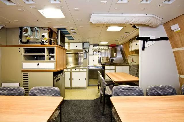 图为机敏级核潜艇上的餐厅,其实与厨房直接连接的,不在战位上值班的