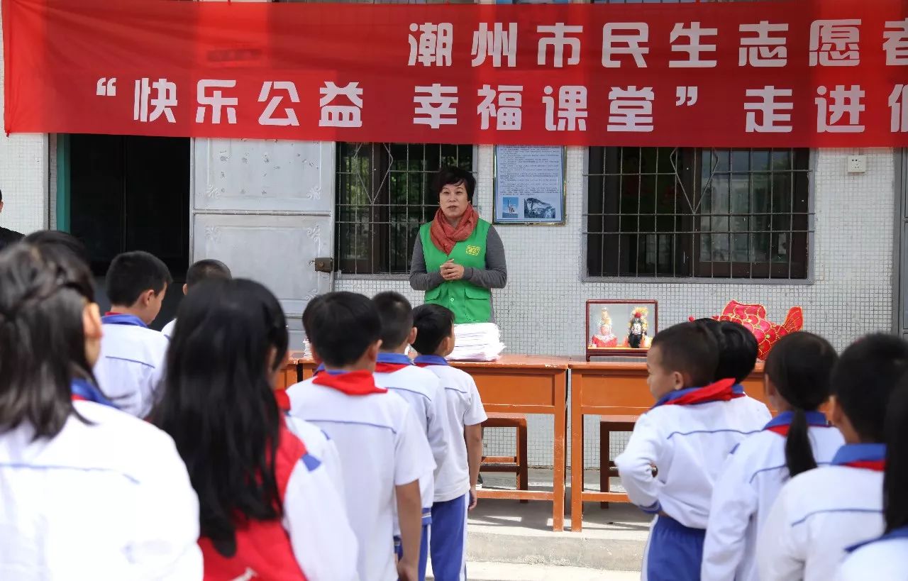 在赠书仪式上,横洋小学柯钊鸿校长代表全校的师生感谢潮州市民生志愿