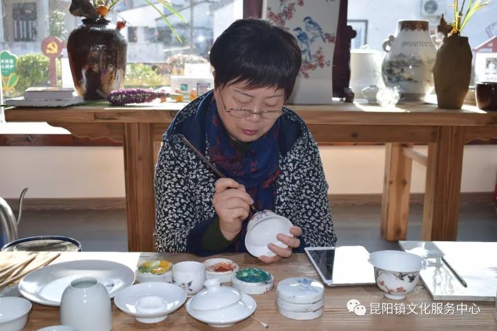 鸣山村在继非遗平阳南拳培训基地之后,今年正式挂牌非遗文化产业孵化