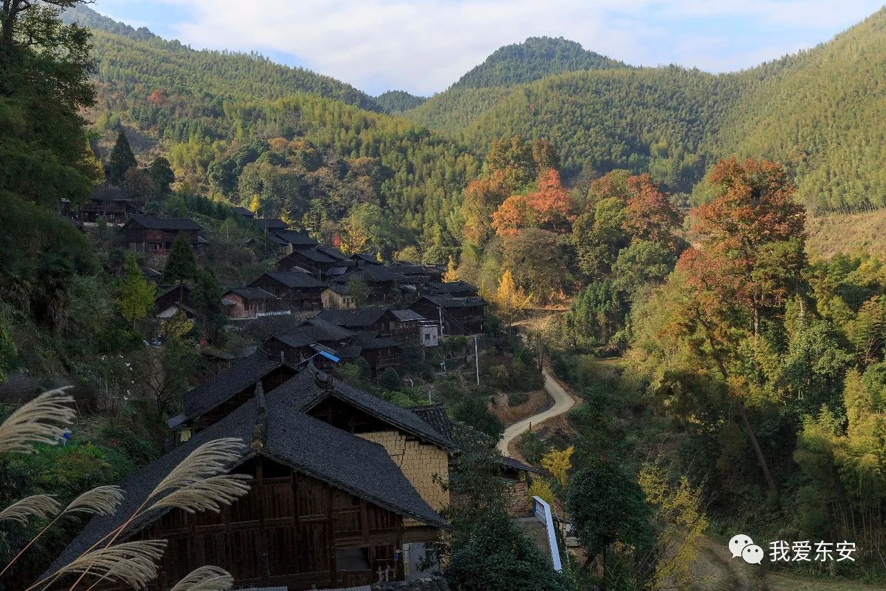 11月27日,初冬时节,湖南省东安县川岩乡乐子冲进入色彩世界,层林尽染