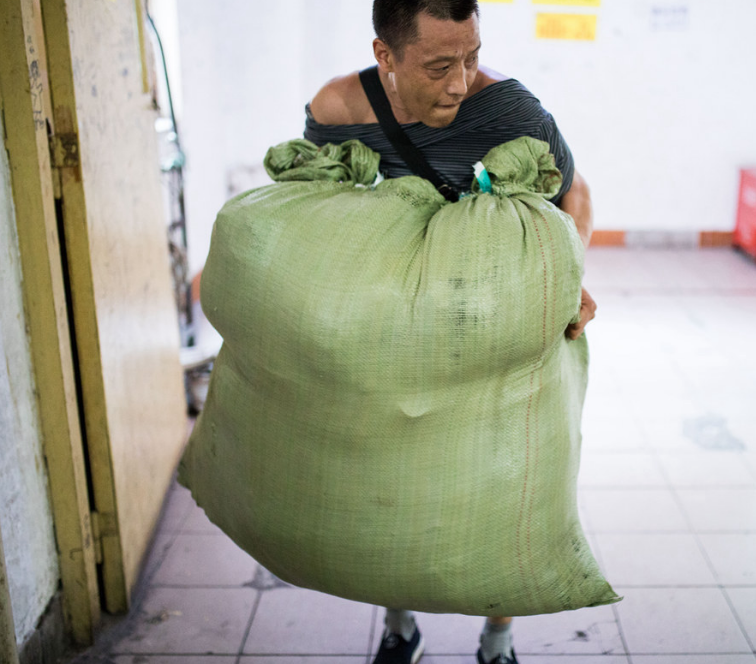 男人为家庭负重图片图片