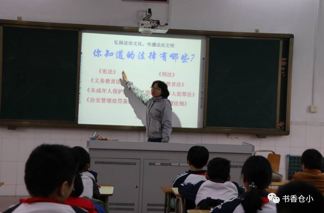 学生们在学习身边的法律学生们在学习宪法老师通过案例跟学生分析法律