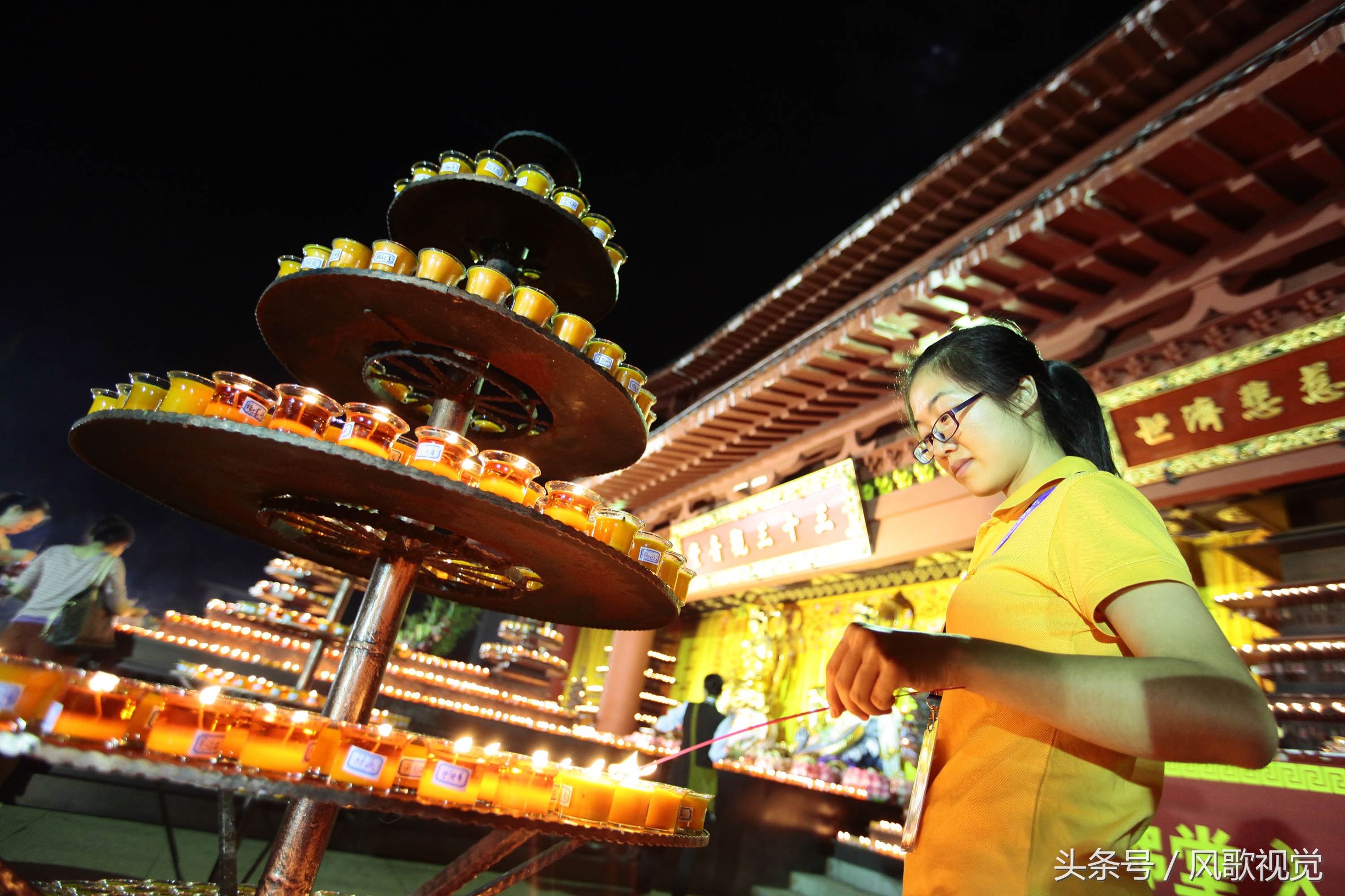 佛寺道场传灯法会万灯祈福,传灯到底有何意义和功德呢