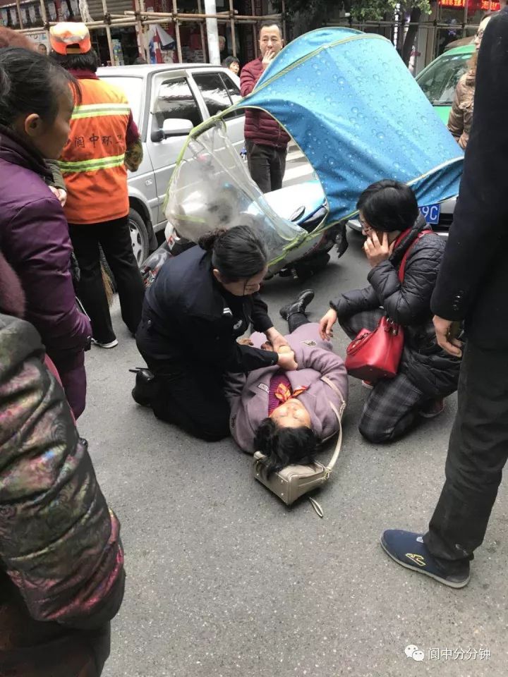 南充閬中美女交警寒風中跪地安撫倒地傷員