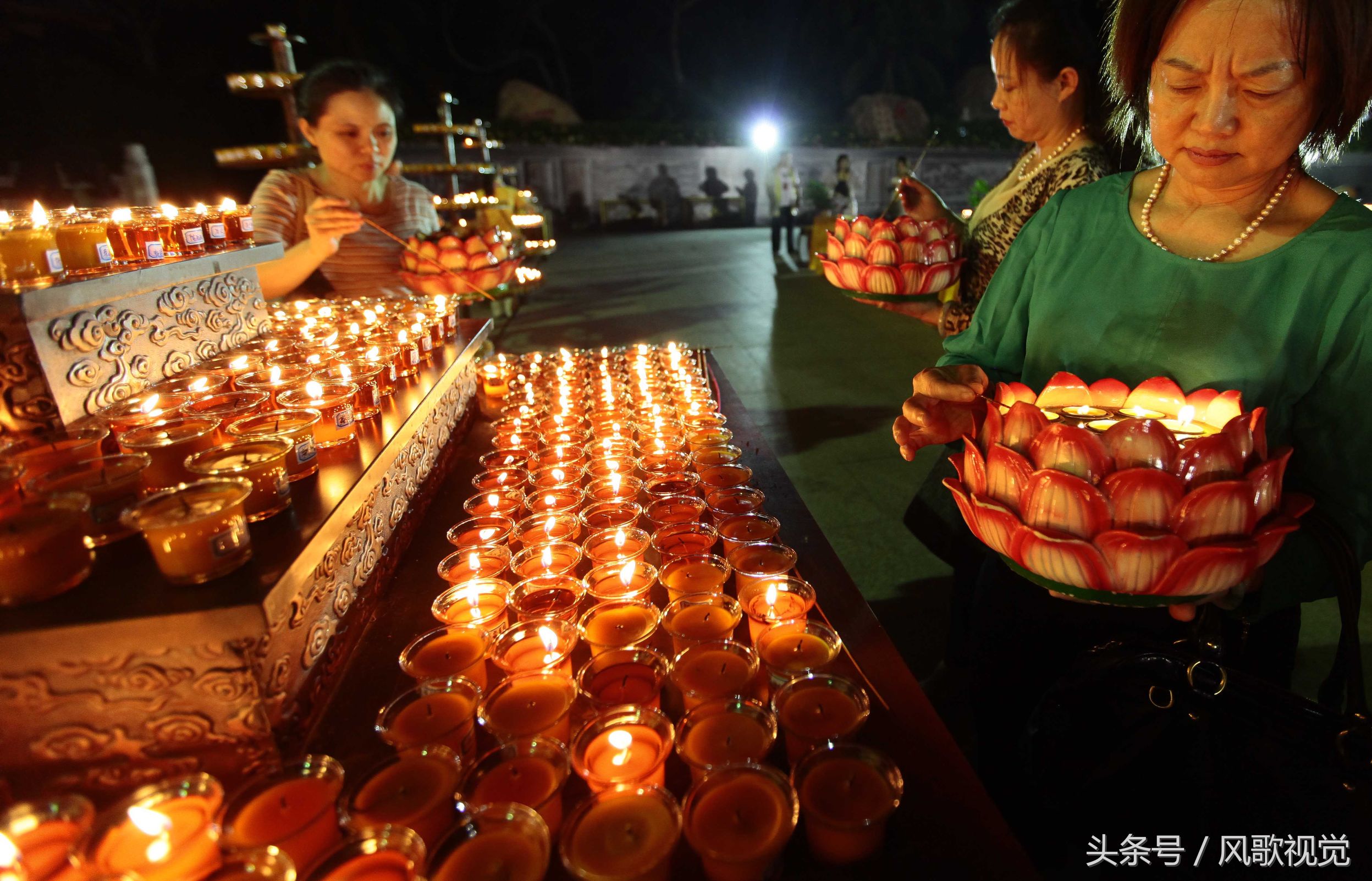 佛寺道场传灯法会万灯祈福,传灯到底有何意义和功德呢