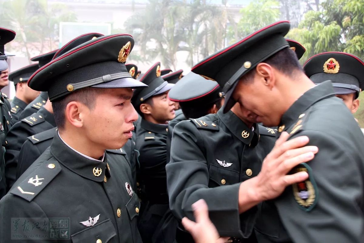 4名邊防老兵摘下領花,卸下軍銜,戴上紅花,依依不捨地告別朝夕相處的