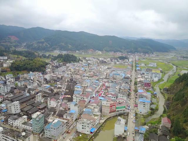 东靠本县高屯镇,距黎平飞机场12公里,西南连接本县罗里乡,距罗里水