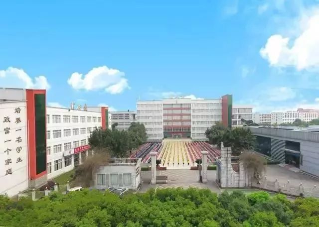 学校地址:四川省乐山市苏稽镇学校官微:lsit99学校官网:http://www