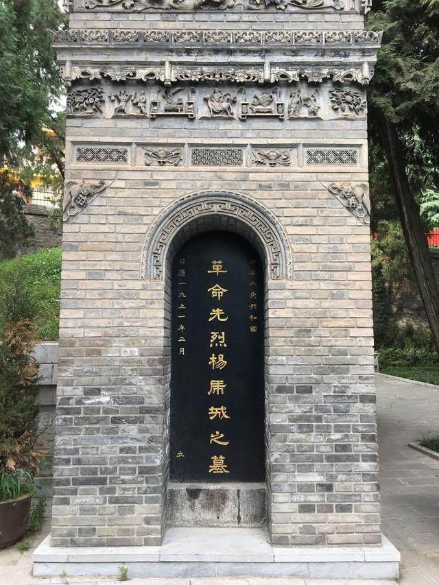 这座陵园,文从沈梦了解,安葬着杨虎城将军,宋绮云夫妇,谢葆贞女士