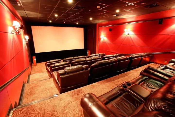 电影馆贵宾厅引进高级高档双人柔软沙发,舒适自由,还可尊享爆米花和