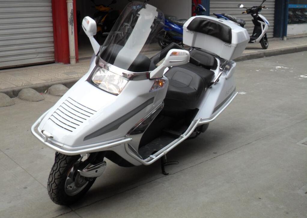 创台车业在中国市场率先推出国产第一辆豪华大踏板摩托车"大绵羊"