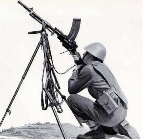 德森轻机枪,不过在最初丹麦陆军本来是想着手研制一款半自动步枪用于