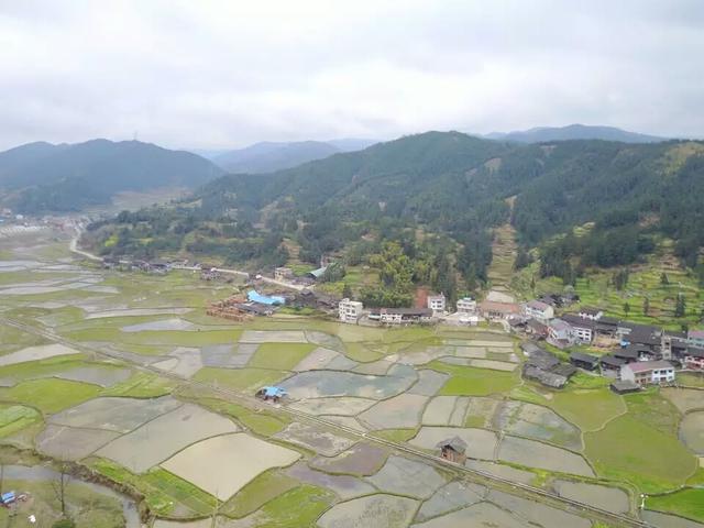 敖市镇政府所在地敖市村距县城32公里,东靠本县高屯镇,距黎平飞机场12