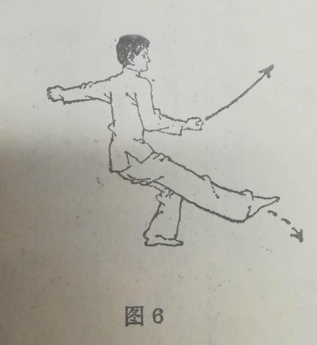 7,冲捶弓箭步:承上式,右足落地成右前弓步,同时右拳向前击出,臂直平肩