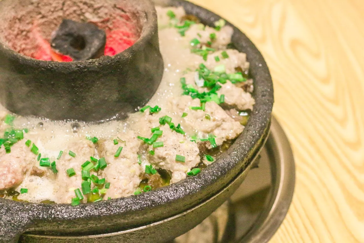 而且高县土火锅的锅也是特殊定制的,里面可以放蜂窝煤或者炭保温,就算