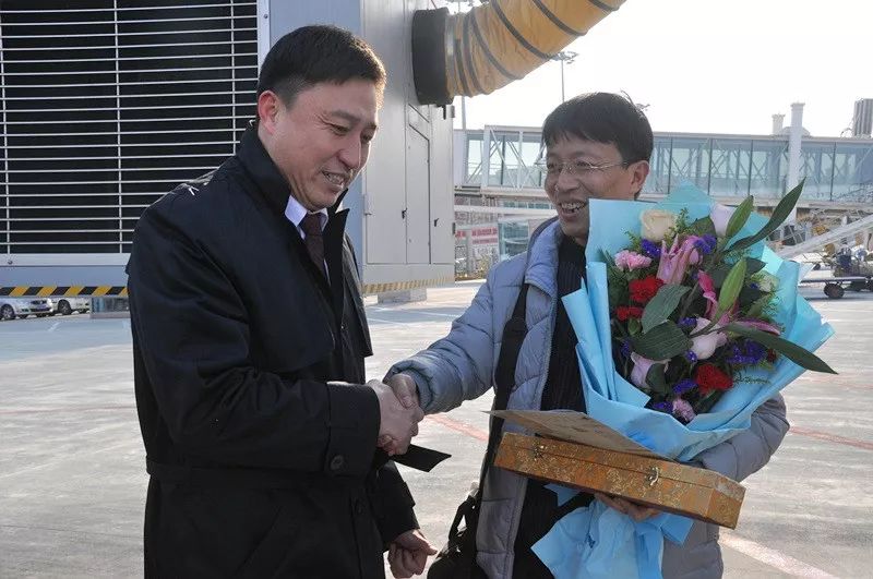 蓬莱旅游局副局长王晓楠(左)向蒯勇道贺△烟台国际机场集团公司董事