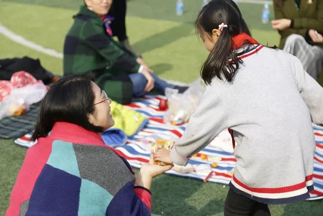 春游野餐脱鞋图片