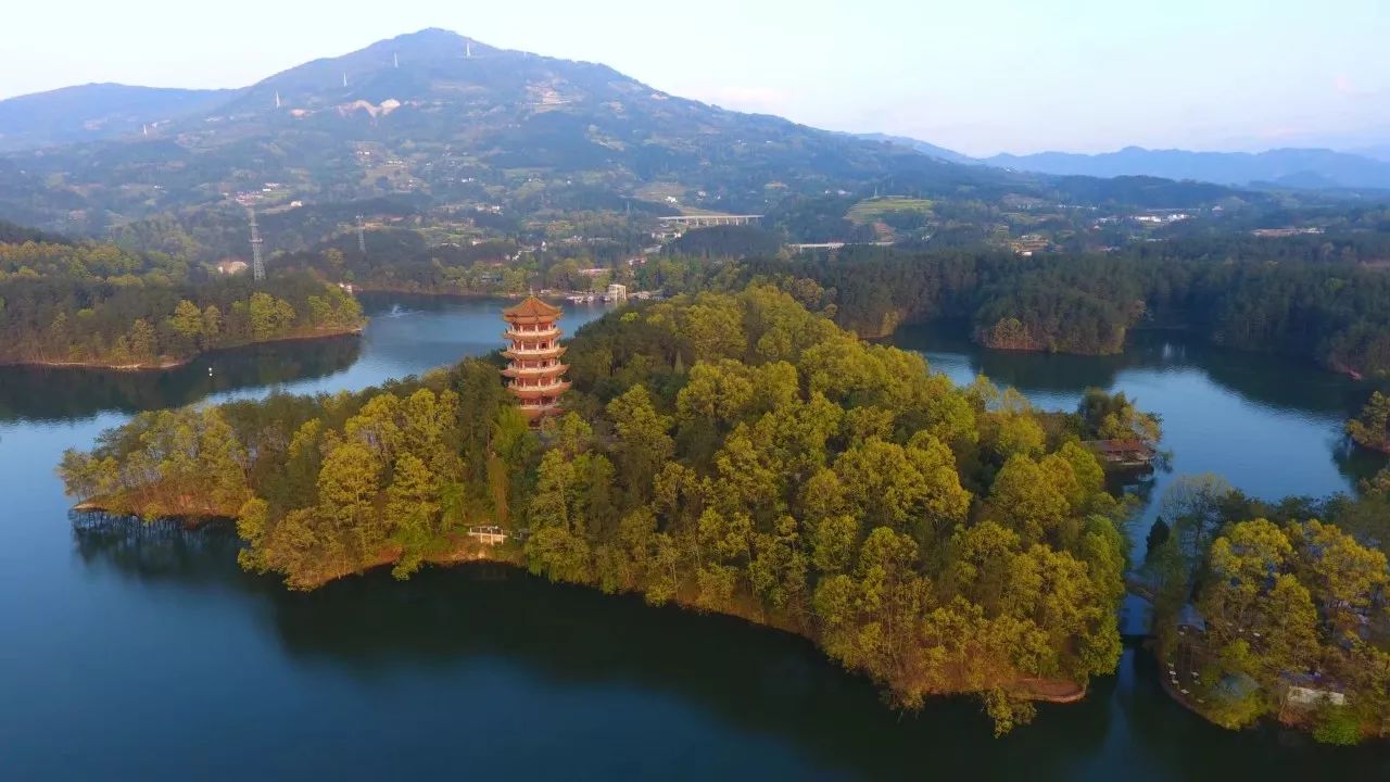 首先游玩的是南湖风景区,位于古城汉中西南十七公里的汉山北麓,是一处