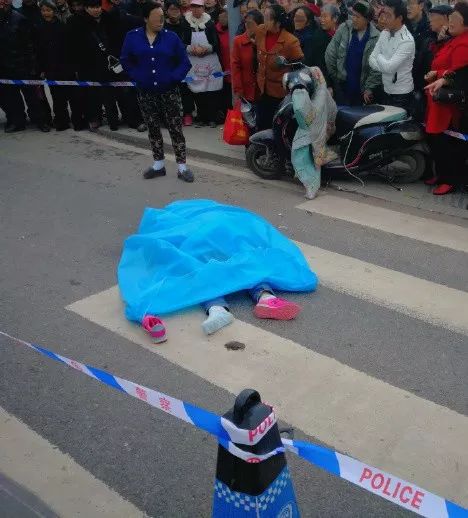 年轻女子车祸死亡现场图片