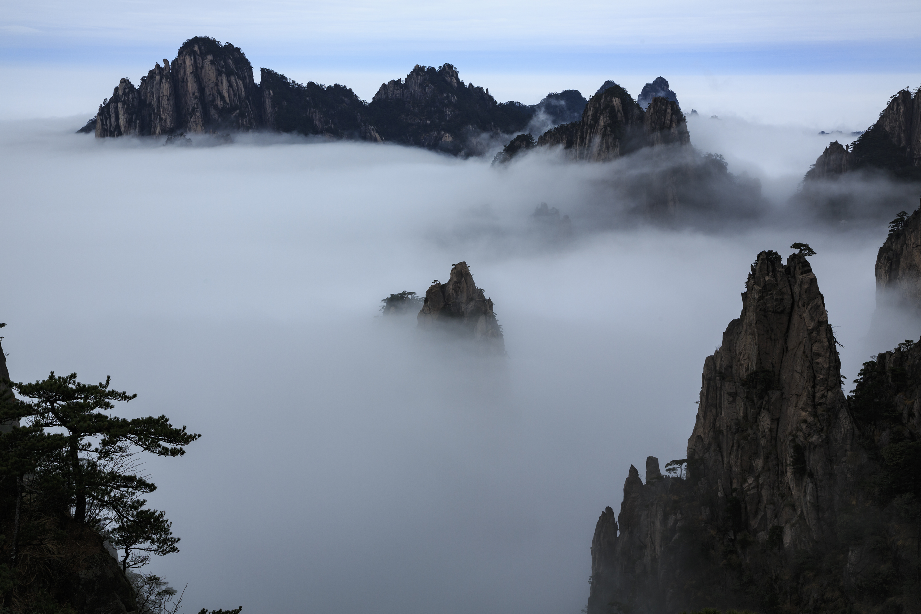 安徽黄山:孤峰绝顶 云烟竞秀