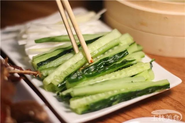 黄瓜条,用筷子挑一点甜面酱,抹在荷叶饼上,放几片烤鸭没去过北京,没吃