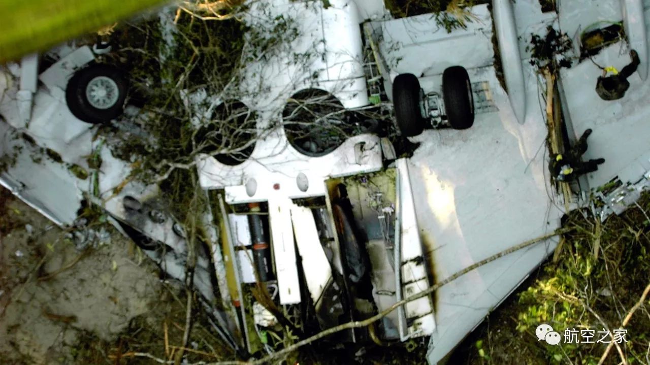 越洋航空236号班机事故图片
