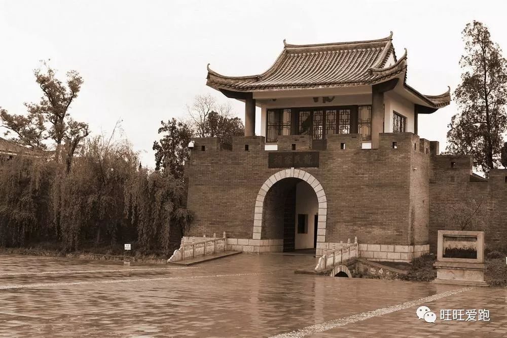 龙卢故里是民国时期的滇军爱国将领,云南王龙云的故居