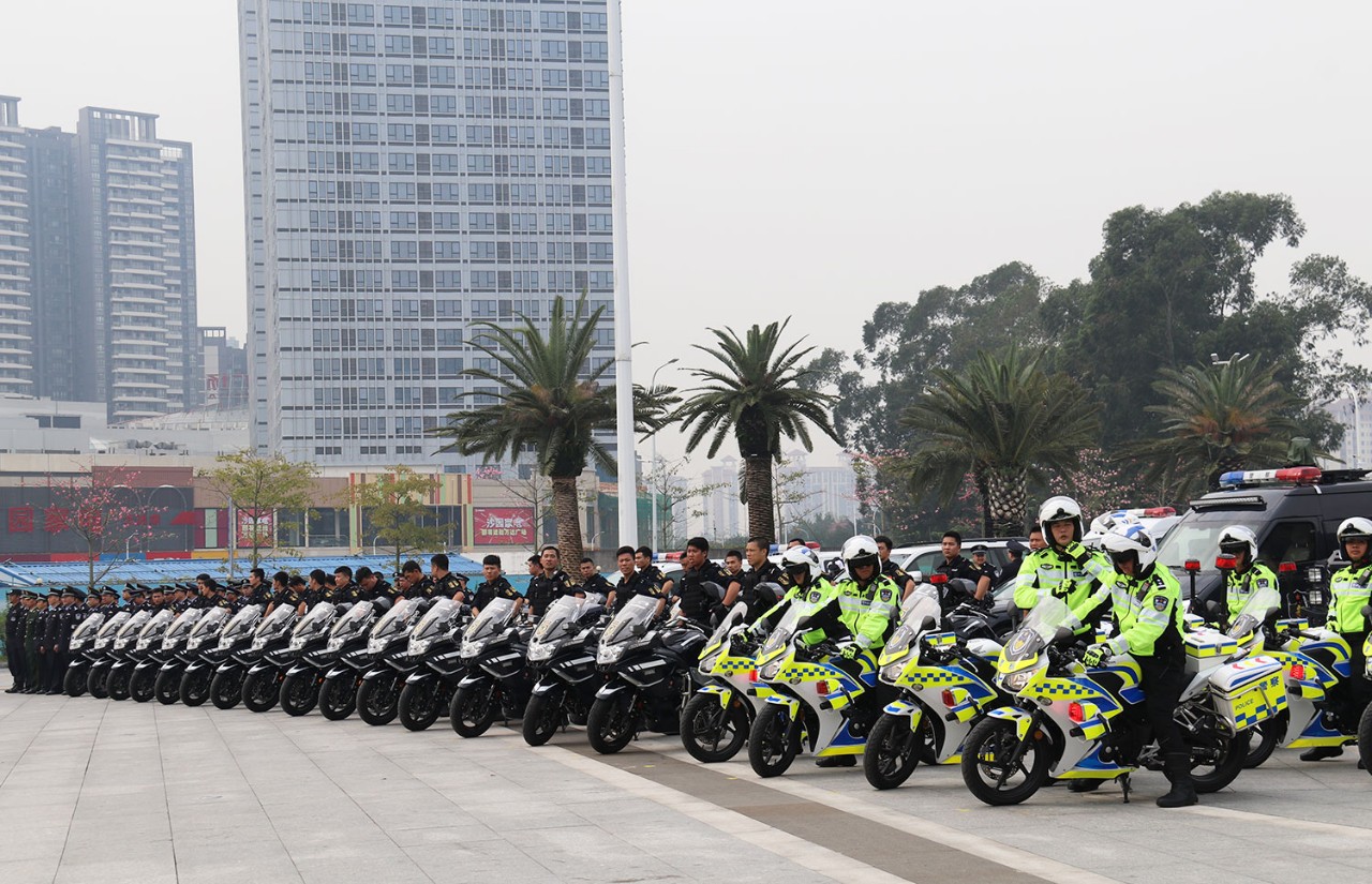 突击队在配备常规特警装备的基础上,专门配备大功率警用摩托车作为
