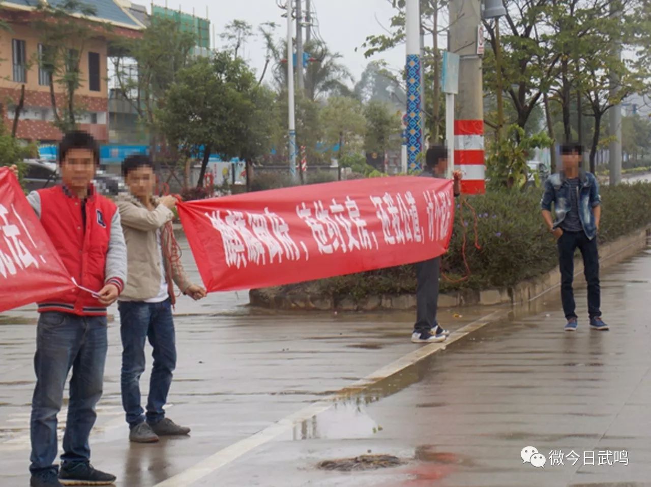 武鸣业主拉横幅维权!涉嫌公告假交房实卖房?买房有多少"黑洞?