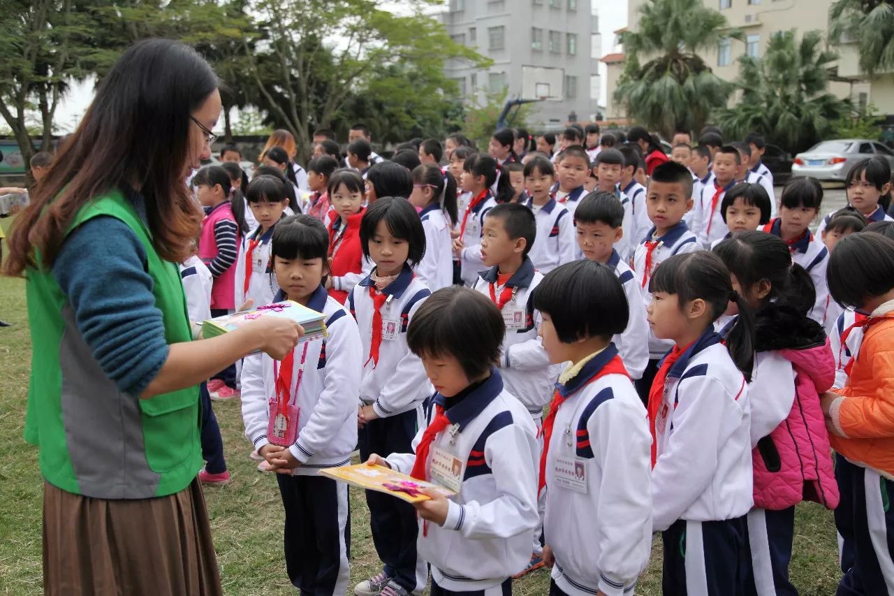 同學們拿到新書愛不釋手,迫不及待地閱覽書中內容.